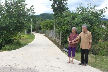 Chuyện vợ chồng cựu giáo chức “xin tiền” làm đường giúp dân