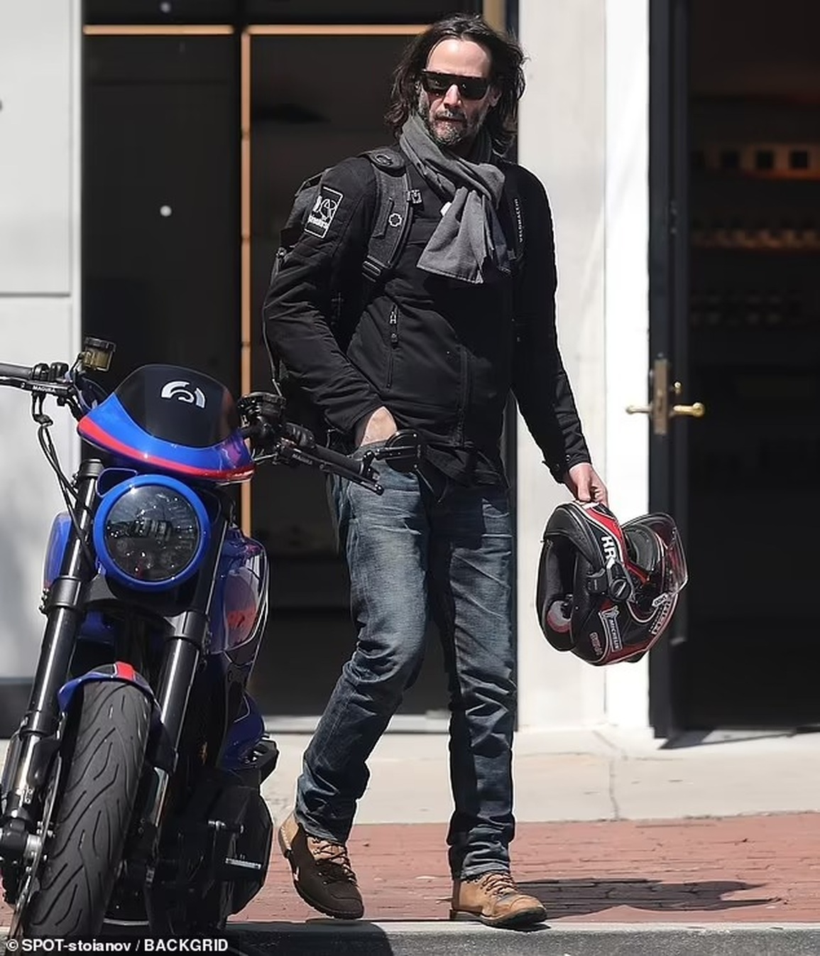 Keanu Reeves goes ring shopping, sparking speculation that he is about to propose to his girlfriend - 2