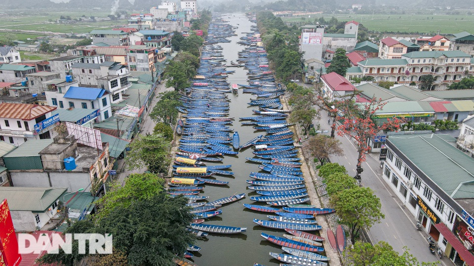 Người dân hạ thuyền, chuẩn bị đón khách trước ngày khai hội chùa Hương - 1 Người dân hạ thuyền, chuẩn bị đón khách trước ngày khai hội chùa Hương - 1