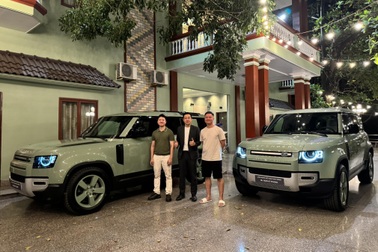 Anh em Bình Dương chi hơn 14 tỷ đồng mua cặp xe Land Rover bản giới hạn