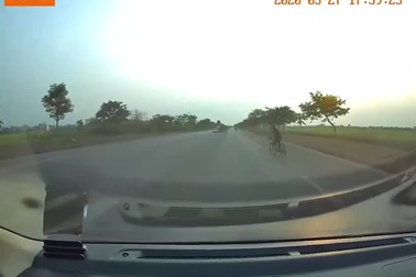 Tài xế thót tim đánh lái gấp để tránh người đi xe đạp sang đường ẩu