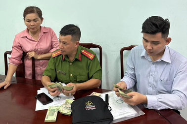 Nữ tạp vụ trả lại túi xách chứa gần 100 triệu đồng cho người để quên