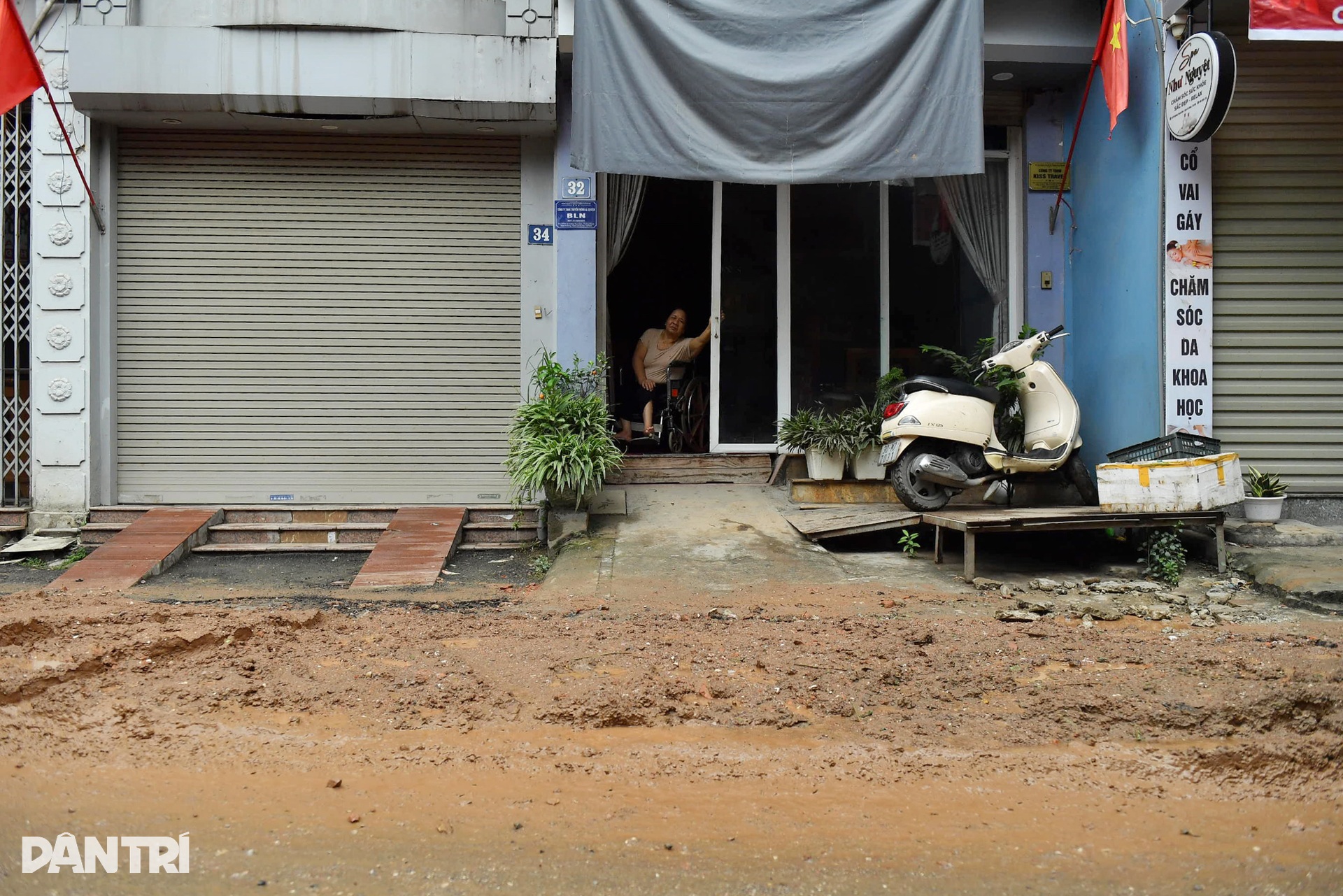 Hà Nội: Người dân khổ sở “vượt chướng ngại vật” trên đường Thanh Bình - 2 Hà Nội: Người dân khổ sở “vượt chướng ngại vật” trên đường Thanh Bình - 2