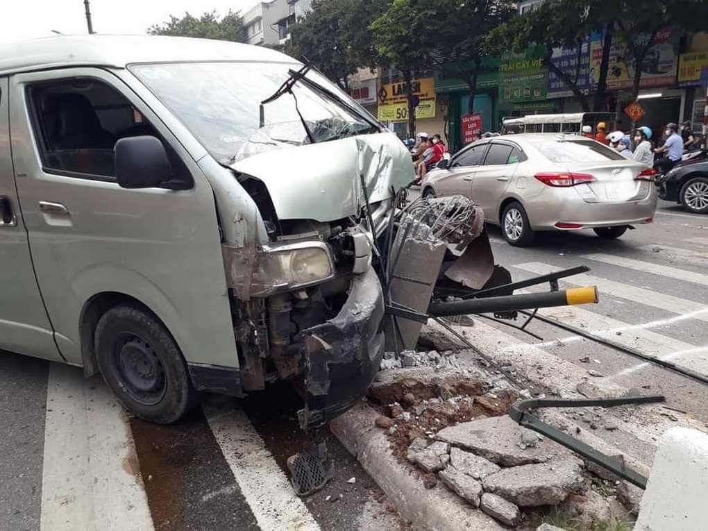 Ô tô tông dải phân cách, húc đổ cột đèn trên đường Hà Nội - 3 Ô tô tông dải phân cách, húc đổ cột đèn trên đường Hà Nội - 3
