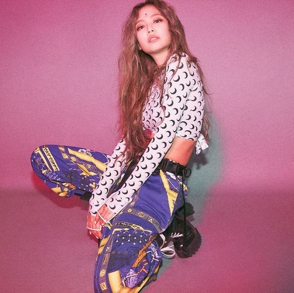 Jennie (Blackpink) khoe rãnh bụng ấn tượng với váy hở eo - 8 Jennie (Blackpink) khoe rãnh bụng ấn tượng với váy hở eo - 8