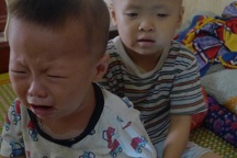 Ánh mắt đáng thương của cô bé 3 tuổi bị ung thư thận