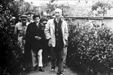 Bác Hồ lần đầu về thăm quê 