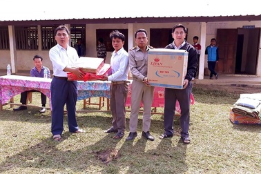 Mang trung thu đến với các em học sinh Lào