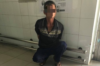 Bệnh nhân nhiễm HIV mang dao đến phòng khám viêm gan C đòi chữa... táo bón