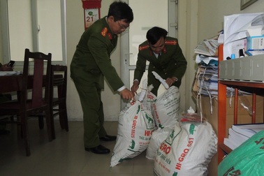 Bắt đối tượng sản xuất, mua bán mì chính giả