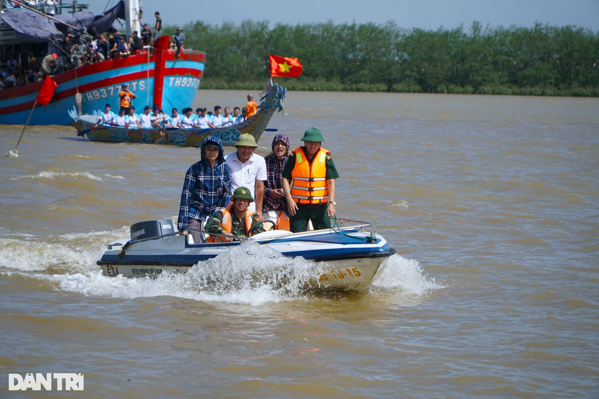 Hàng nghìn người đội nắng gõ xoong, chảo cổ vũ đua thuyền - 9 Hàng nghìn người đội nắng gõ xoong, chảo cổ vũ đua thuyền - 9