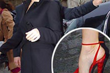 “Sao” và thời trang giầy khủng bố