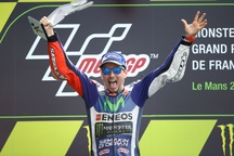 Lorenzo chiến thắng trong chặng đua đầy rẫy tai nạn