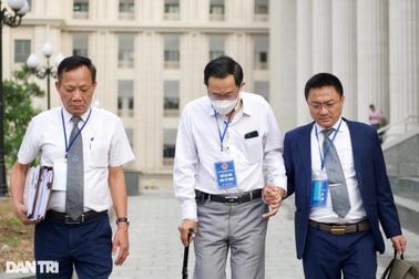 Cựu Thứ trưởng Y tế Cao Minh Quang chống gậy đến tòa