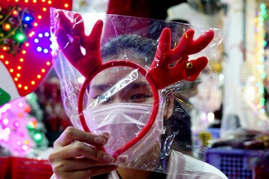 "Chợ" giáng sinh hạ nhiệt, đồng loạt xả hàng