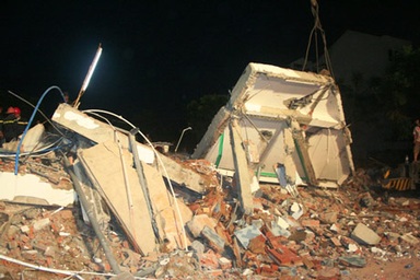 Căn nhà bị sập kinh hoàng: Xây “vượt” giấy phép?!