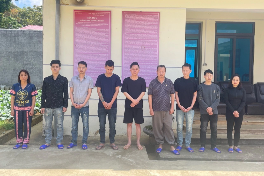 Vợ kéo theo 8 người đi đánh ghen vì nghi chồng ngoại tình - 1 Vợ kéo theo 8 người đi đánh ghen vì nghi chồng ngoại tình - 1