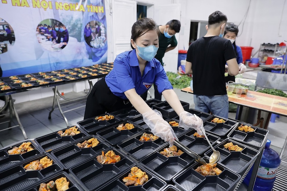 Cán bộ Đoàn ăn vội bữa trưa ở góc cầu thang, tất bật lo cơm cho người nghèo - 9 Cán bộ Đoàn ăn vội bữa trưa ở góc cầu thang, tất bật lo cơm cho người nghèo - 9