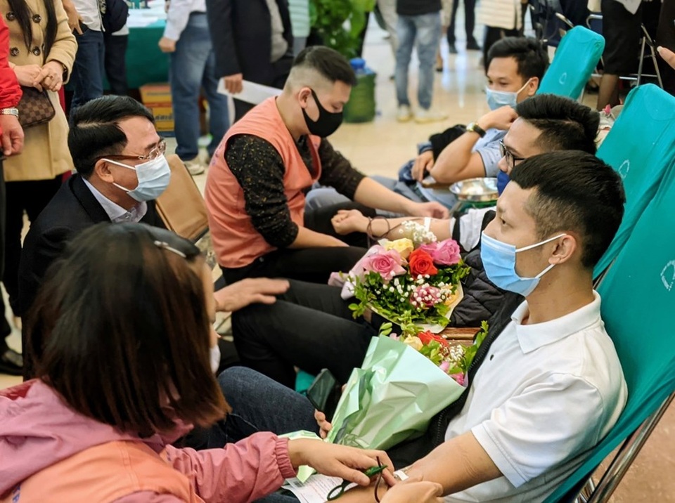 Gần 1.000 cán bộ, công chức, viên chức... tham gia hiến máu tình nguyện - 1 Gần 1.000 cán bộ, công chức, viên chức... tham gia hiến máu tình nguyện - 1