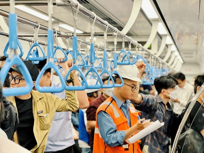 Trước đó, hồi cuối tháng 4/2023, MAUR phối hợp với nhà thầu Hitachi chạy thử nghiệm tiếp đoàn tàu Metro số 1 từ ga Bến xe Suối Tiên đến ga An Phú với lộ trình đoạn dài khoảng 12,3km, qua 8 nhà ga với 2.000 khách tham quan.