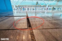 Đá lát sàn ga T3 Tân Sơn Nhất lộ khe hở, hành khách bị kẹt gót giày