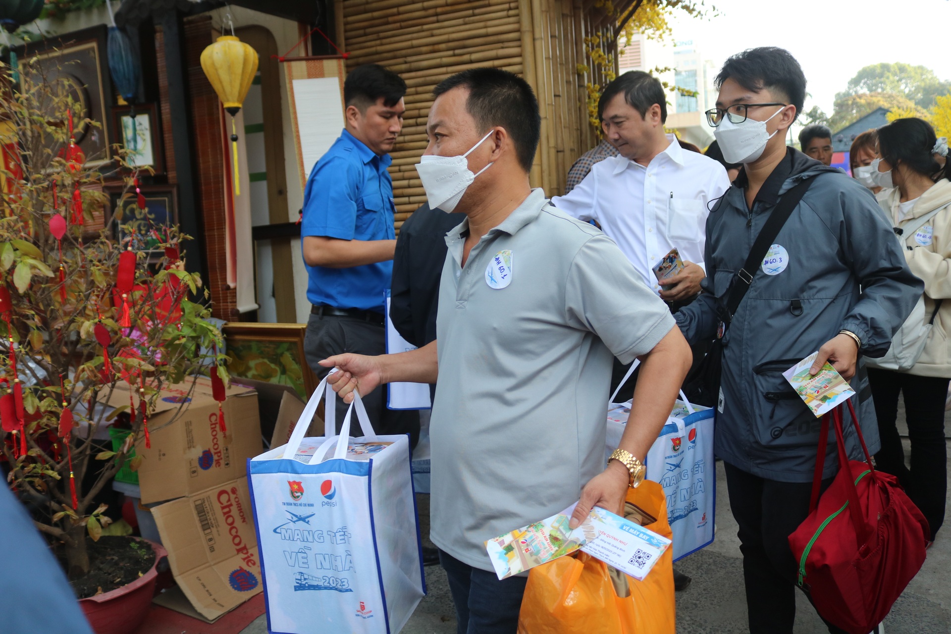 Chuyến hồi hương đẫm lệ của anh bảo vệ 21 năm khát... mùi Tết quê - 5 Chuyến hồi hương đẫm lệ của anh bảo vệ 21 năm khát... mùi Tết quê - 5
