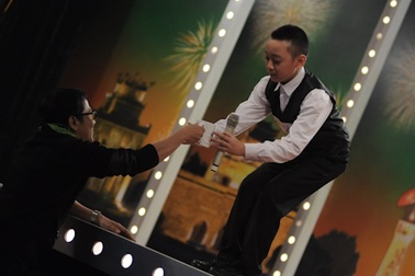 Bật khóc vì cậu bé hát My heart will go on