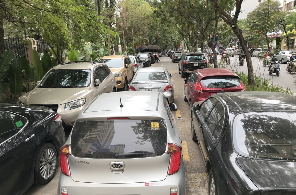Vỉa hè Hà Nội lát đá bền trăm năm để... đỗ ô tô cho chắc chắn? - 1 Vỉa hè Hà Nội lát đá bền trăm năm để... đỗ ô tô cho chắc chắn? - 1