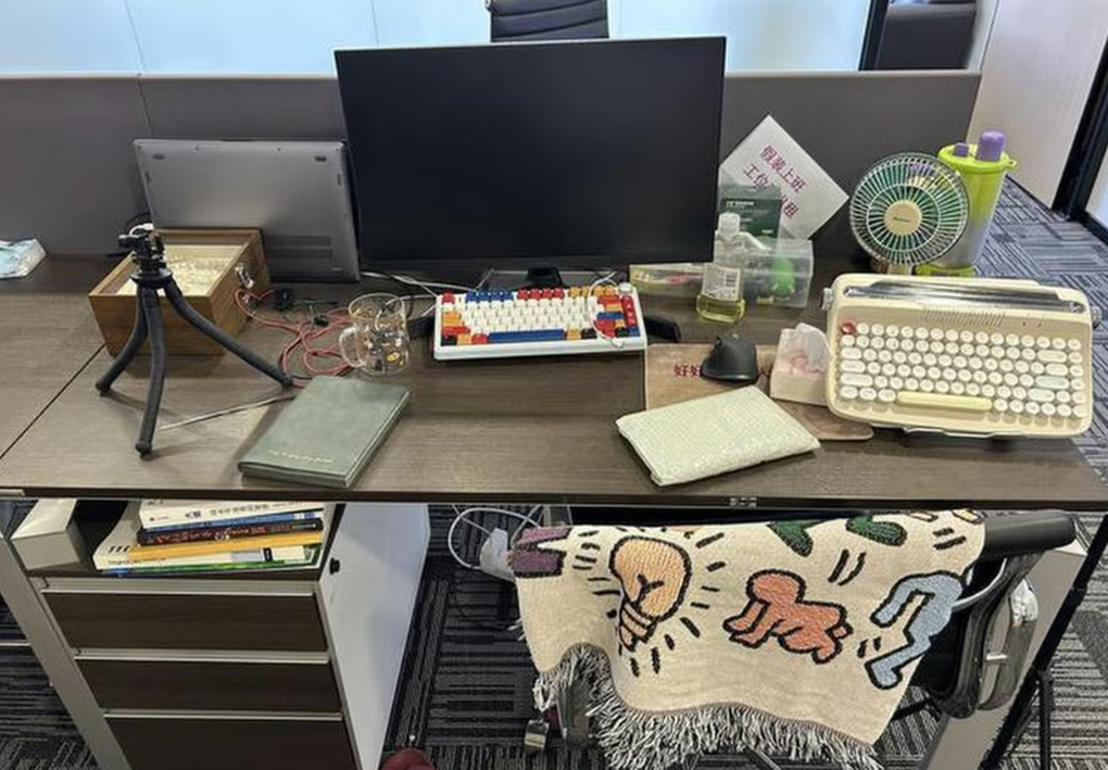 Người trẻ thất nghiệp chi 180.000 đồng/ngày để giả làm nhân viên văn phòng - 2