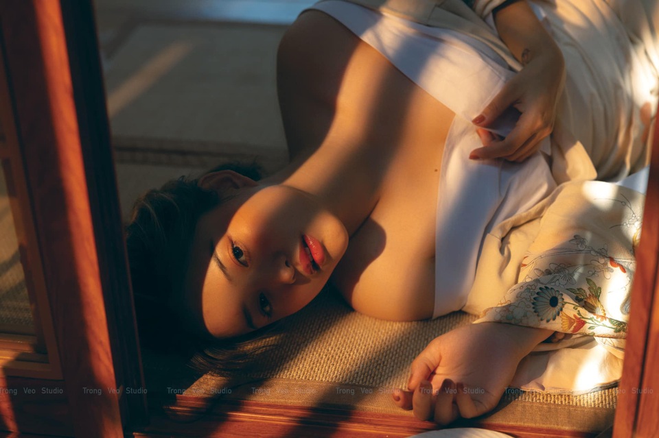 Ngắm bộ ảnh vai trần gợi cảm hút ánh nhìn của hot girl trang điểm - 11 Ngắm bộ ảnh vai trần gợi cảm hút ánh nhìn của hot girl trang điểm - 11