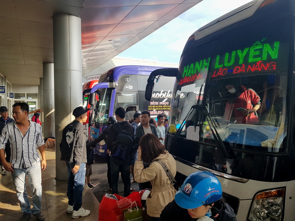 Người dân tay xách nách mang rời Đà Nẵng về quê ăn Tết - 1 Người dân tay xách nách mang rời Đà Nẵng về quê ăn Tết - 1