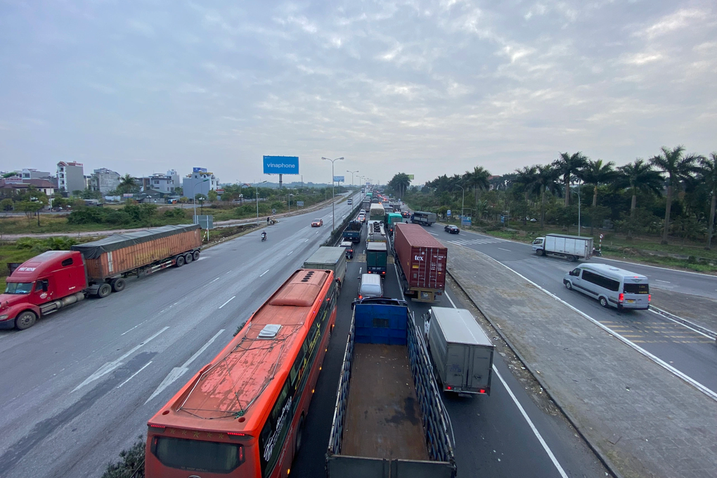 Sửa chữa khe co giãn cầu Phú Lương, quốc lộ 5 ùn tắc nghiêm trọng - 2 Sửa chữa khe co giãn cầu Phú Lương, quốc lộ 5 ùn tắc nghiêm trọng - 2