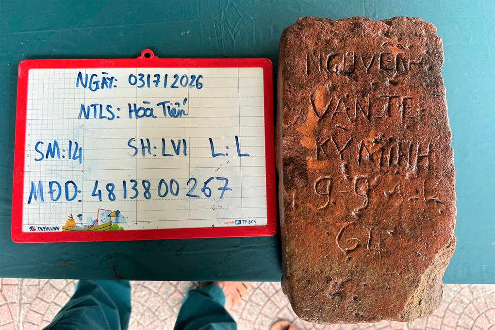 Bức hình, lọ dầu, tấm bia đá là manh mối hé lộ thông tin về liệt sĩ - 1 Bức hình, lọ dầu, tấm bia đá là manh mối hé lộ thông tin về liệt sĩ - 1