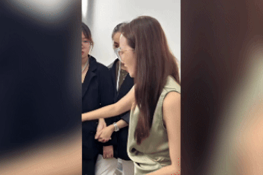 Thợ trang điểm cay đắng bị trừ tiền công vì... đồng ý ngồi vào bàn tiệc