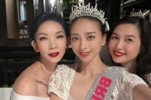 Cô dâu Ngô Thanh Vân vui vẻ cùng hội bạn trong tiệc độc thân trước đám cưới