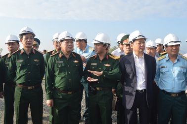 Bộ trưởng Bộ Quốc phòng thị sát việc xử lý dioxin tại Sân bay Đà Nẵng