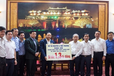 Bộ TN - MT trao 6,3 tỷ đồng hỗ trợ các tỉnh miền Trung khắc phục thiên tai