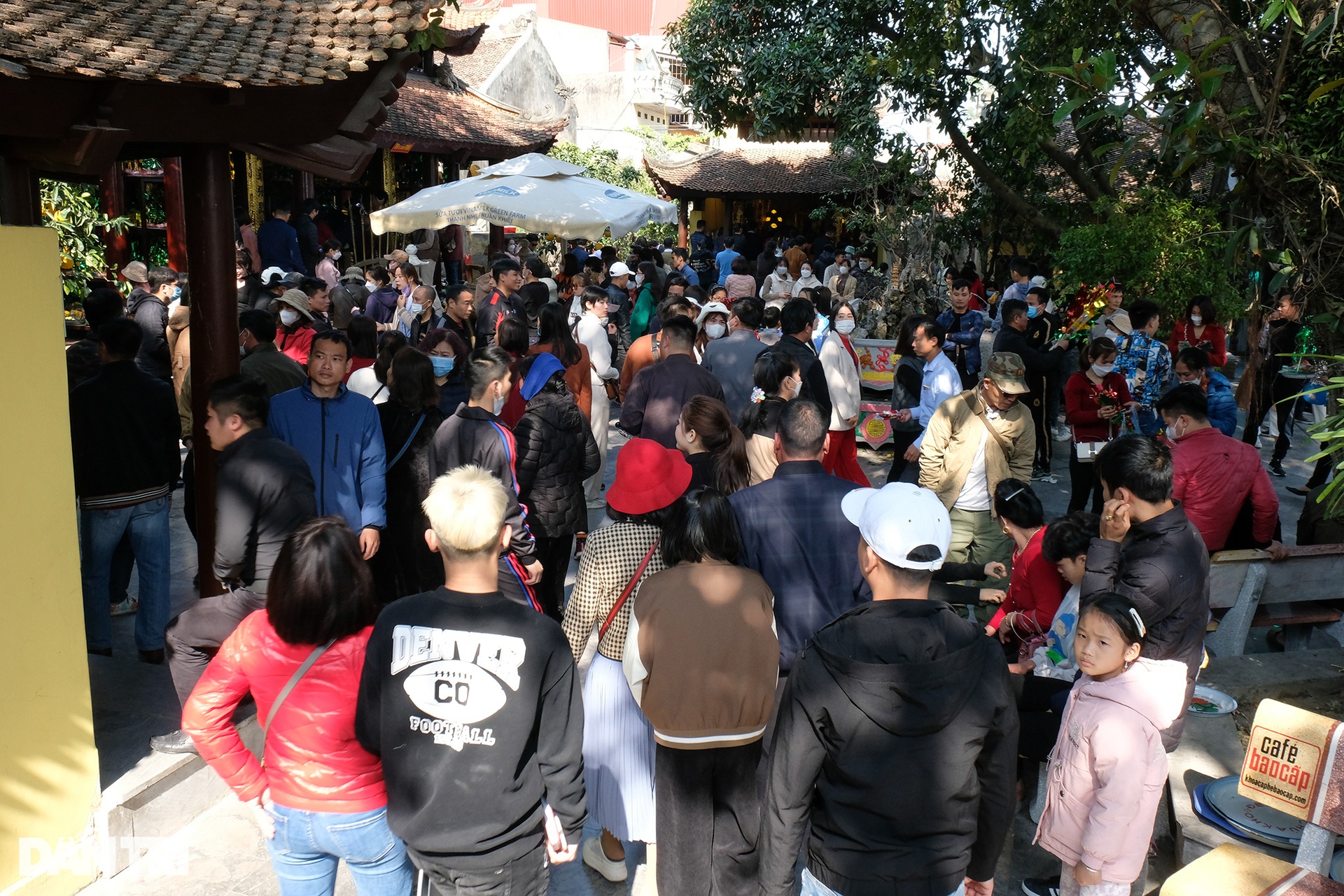 Nườm nượp người dâng vàng xin lộc, vay tiền Bà Chúa Kho đầu năm - 10 Nườm nượp người dâng vàng xin lộc, vay tiền Bà Chúa Kho đầu năm - 10