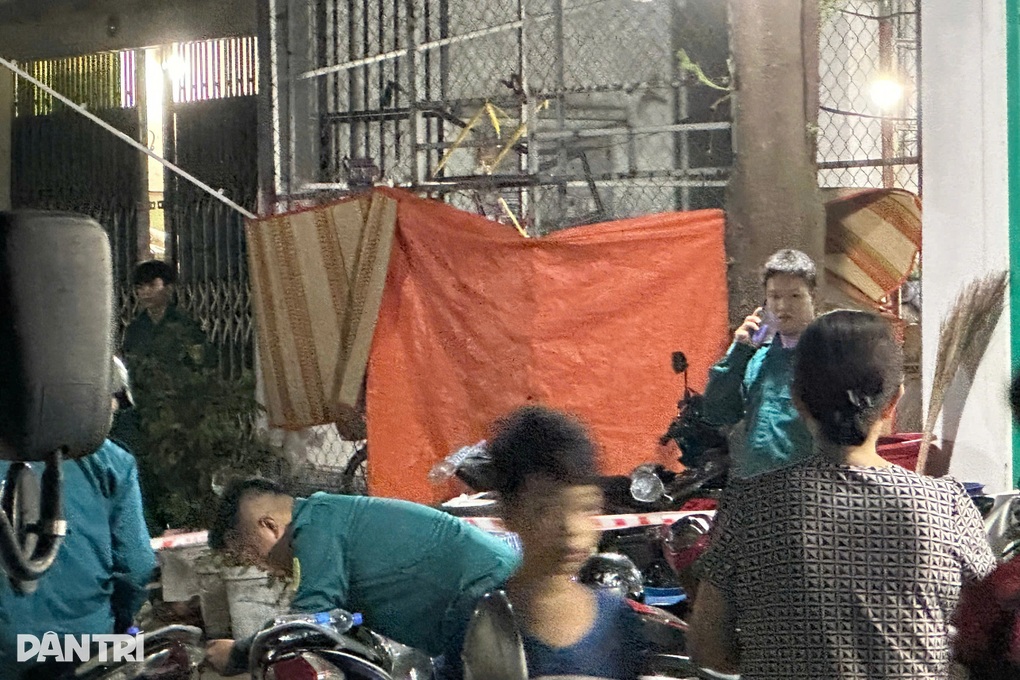 Hai vợ chồng tử vong trước cửa nhà ở TPHCM - 2
