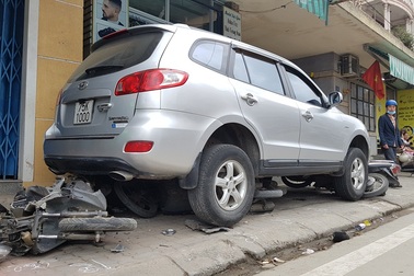 Ô tô lao qua trái đường, tông hàng loạt xe máy