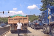 Hành động đẹp của tài xế xe ben "đốn tim" cộng đồng mạng