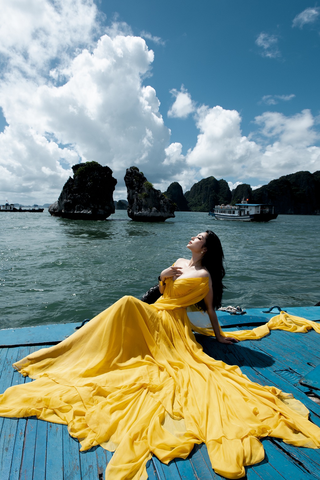 Hình ảnh diện dạ hội trên Vịnh Hạ Long đẹp như tranh của Lâm Thu Hồng - 5 Hình ảnh diện dạ hội trên Vịnh Hạ Long đẹp như tranh của Lâm Thu Hồng - 5