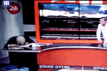 Người dẫn chương trình lên cơn đau tim khi đang bình luận bóng đá