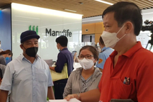 Hàng trăm khách hàng tới trụ sở Manulife đòi quyền lợi