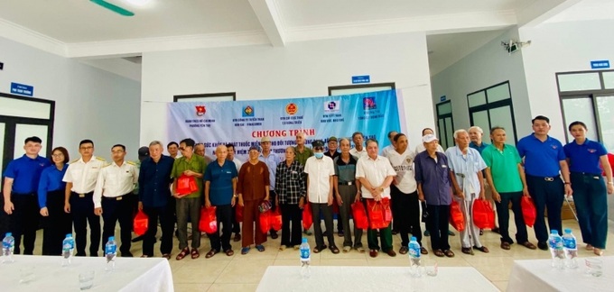 Các cấp bộ Đoàn tặng quà cho thương, bệnh binh đến khám sức khỏe (Ảnh: TTYT Than cung cấp)
