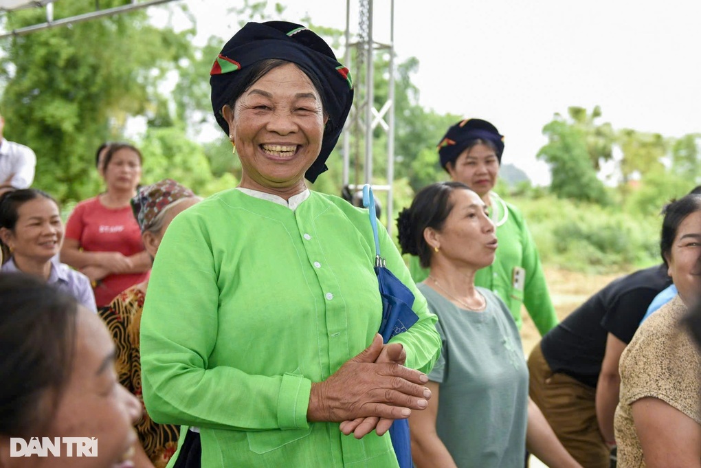 Có cây cầu rồi, con em chúng tôi sẽ không phải liều mình qua suối nữa - 5 Có cây cầu rồi, con em chúng tôi sẽ không phải liều mình qua suối nữa - 5