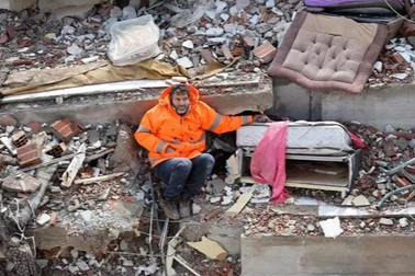 Chuyện xót xa về bức ảnh cha bên thi thể con gái sau động đất Thổ Nhĩ Kỳ