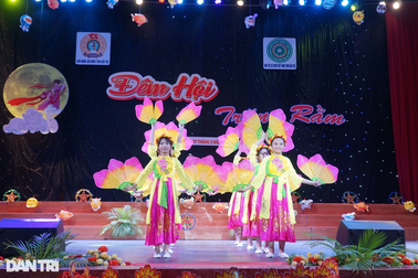 Trung thu ý nghĩa "đổi rác lấy đèn lồng" cho trẻ em nghèo