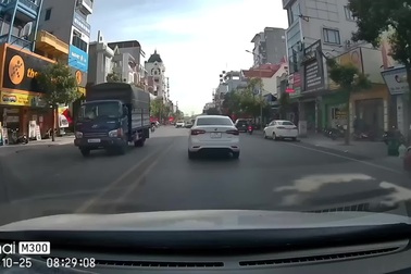 Xe sang vượt bất cẩn, tông vào ô tô đậu ven đường