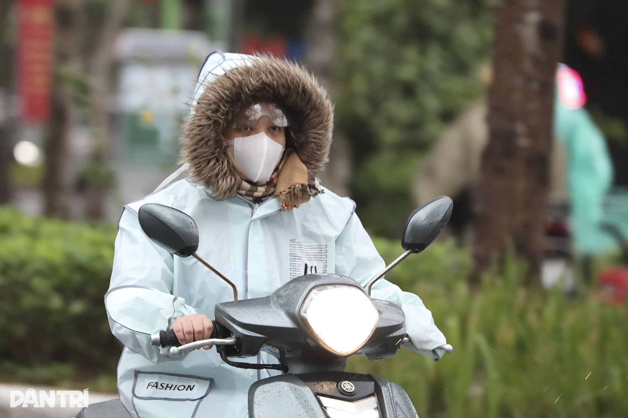 Người dân Hà Nội đương đầu với thời tiết rét đậm kèm mưa liên tục - 7 Người dân Hà Nội đương đầu với thời tiết rét đậm kèm mưa liên tục - 7